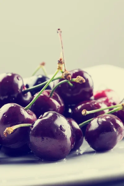 Cerezas maduras jugosas —  Fotos de Stock