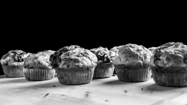 Svartvit bild av nybakade muffins — Stockfoto