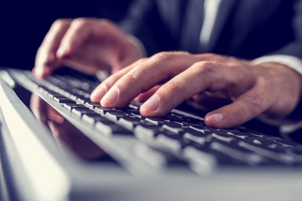 Uso del teclado del ordenador — Foto de Stock