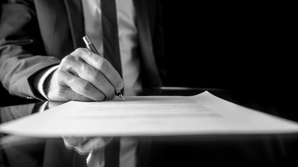 Geschäftsmann unterschreibt ein Dokument oder einen Vertrag — Stockfoto