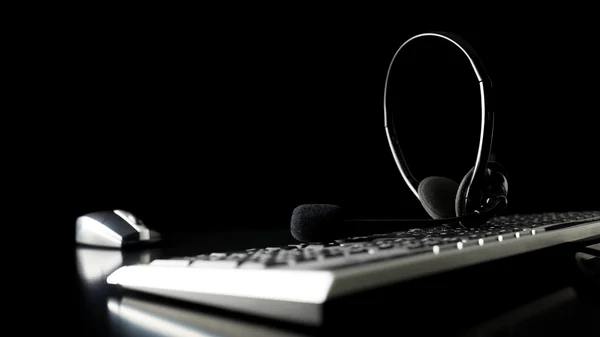 Headset on a computer keyboard — Stock Photo, Image