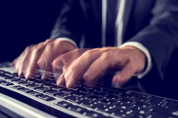 Empresário digitando em um teclado de computador — Fotografia de Stock