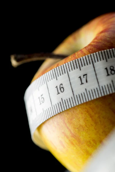 Maçã nutritiva, envolta com uma fita métrica — Fotografia de Stock