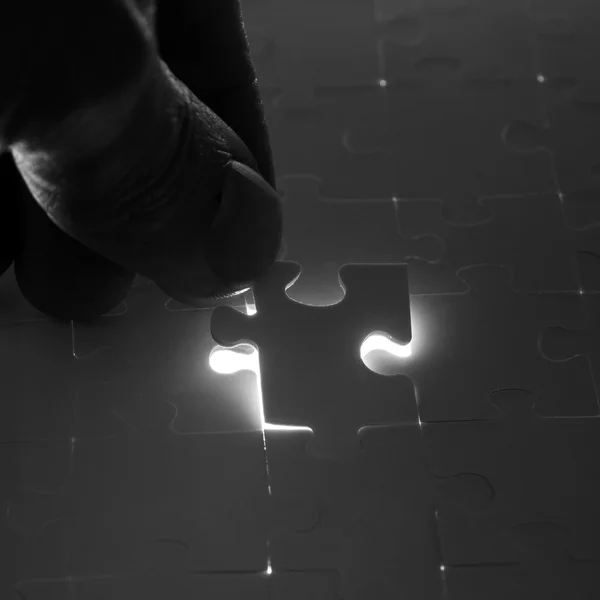 Man completing a jigsaw puzzle — Stock Photo, Image