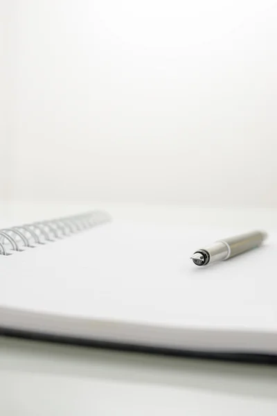 Inkt pen op spiraal notebook — Stockfoto