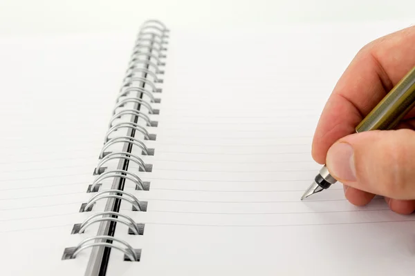 Homem escrevendo em um caderno em branco — Fotografia de Stock