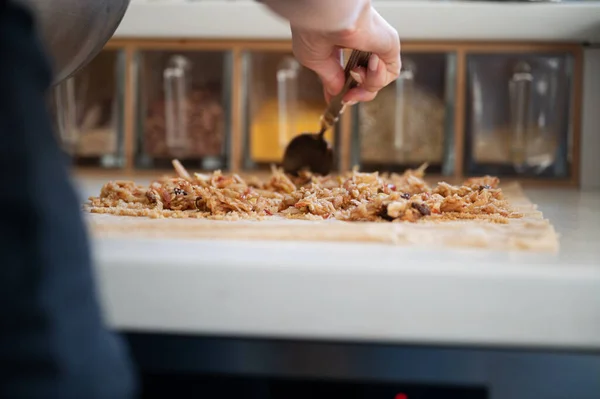 Visão Baixo Ângulo Uma Mulher Fazendo Strudel Maçã Organizando Recheio — Fotografia de Stock