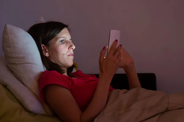 Tired Young Woman Lying Couch Browsing Her Mobile Phone Texting — Stock Photo, Image