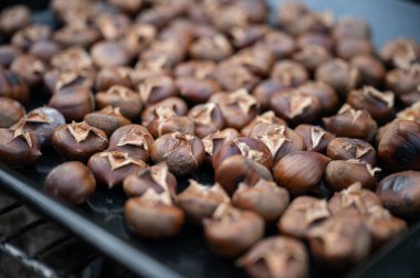 Lezzetli kestaneler tavada kızarıyor..