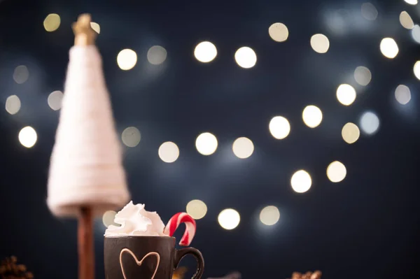 Kleine Kop Warme Chocolademelk Bekroond Met Slagroom Versierd Met Suikerriet — Stockfoto