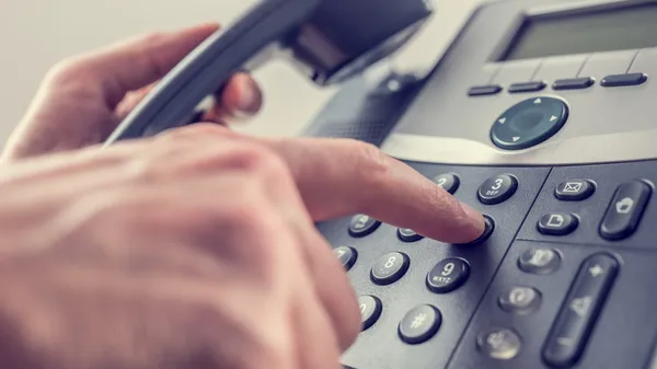 Man die op een vaste telefoon nummers — Stockfoto