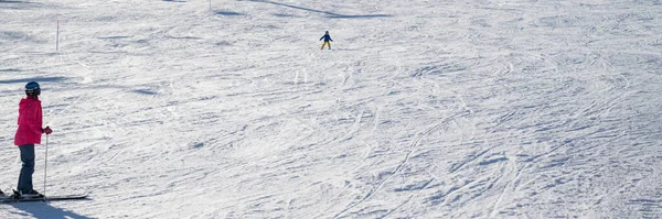 Weitwinkelbild Einer Mutter Rosafarbenen Winteranzug Und Ihrem Kind Beim Skifahren — Stockfoto