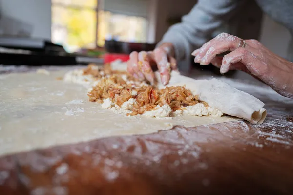 Vista Ángulo Bajo Manos Femeninas Rodando Pastelería Manzana Casera Strudel — Foto de Stock