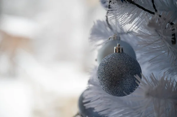 Schöne Strahlend Blaue Christbaumkugel Hängt Einem Weißen Weihnachtsbaum Mit Verschwommener — Stockfoto