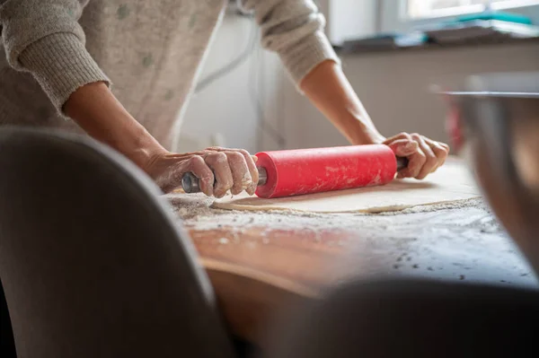 Vista Ángulo Bajo Una Mujer Rodando Una Masa Pastelería Casera —  Fotos de Stock