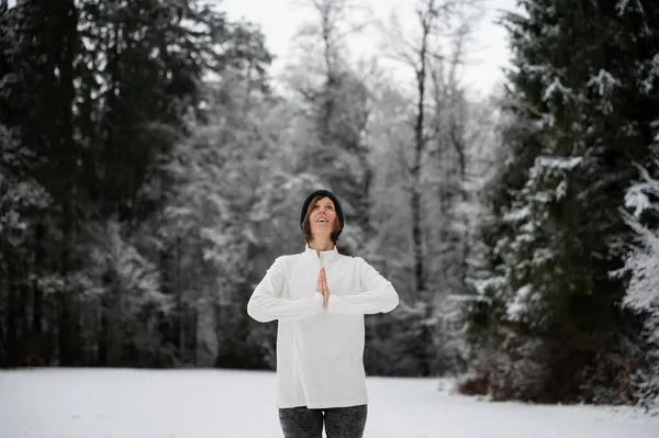 Young Woman White Warm Sweater Standing Middle Beautiful White Snowy — Stock Photo, Image