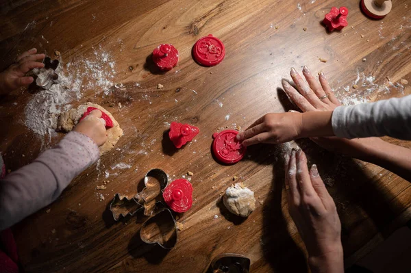 Vista Superior Mãe Crianças Fazendo Biscoitos Férias Uma Mesa Madeira — Fotografia de Stock