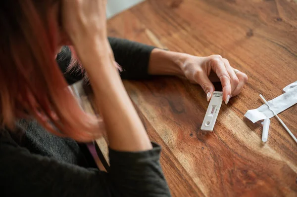 Sulla Spalla Vista Una Donna Che Home Self Covid19 Test — Foto Stock