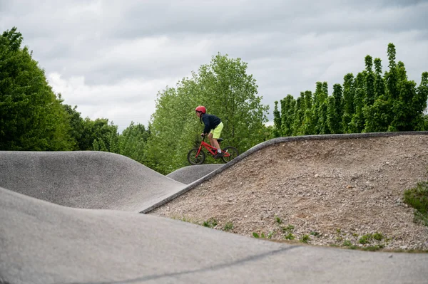 Menino Montando Uma Bicicleta Uma Pista Bomba Fora Parque — Fotografia de Stock