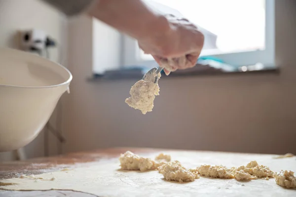 Vista Basso Angolo Una Mano Femminile Che Riempie Impasto Pasta — Foto Stock