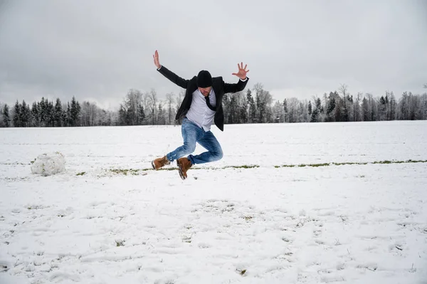 Jovem Alegre Pulando Excitadamente Fora Uma Natureza Nevada — Fotografia de Stock