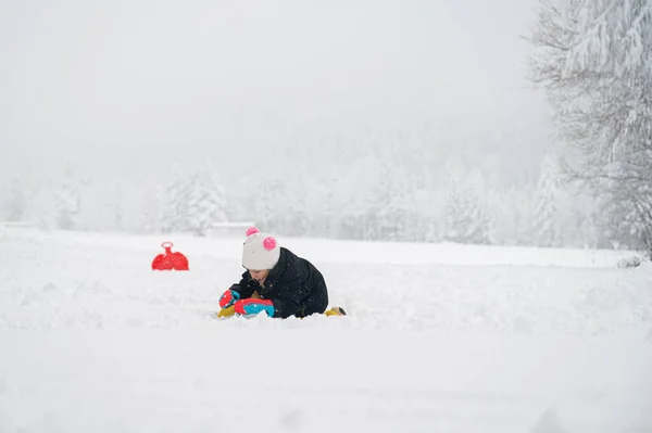 Little Toddler Girl Winter Suit Playing Snow Beautiful Winter Nature — 图库照片