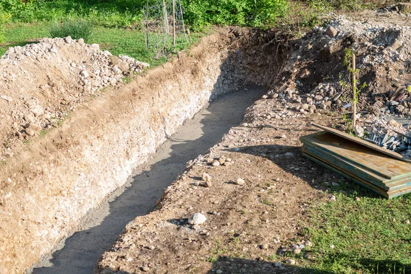 Estaleiro Fora Quintal Com Eixo Escavado Cheio Concreto Como Uma — Fotografia de Stock
