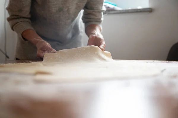 Visão Baixo Ângulo Uma Mulher Preparando Massa Pastelaria Vegan Caseira — Fotografia de Stock