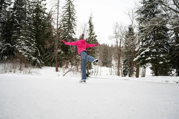 Junge Eisläuferin Auf Natureis Draußen Der Wunderschönen Verschneiten Winternatur — Stockfoto