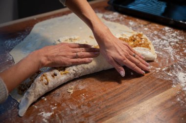 Kadın ellerinin evcil bir yemek masasında elmalı turta yuvarlamasını yakından izleyeceğiz..