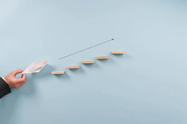 商业远见和领导力的概念形象 折纸使纸船在通往成功的道路上向上航行 蓝色背景 — 图库照片