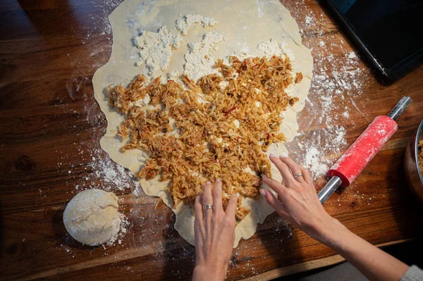 Ovanifrån Kvinna Som Gör Traditionella Hemmagjorda Veganska Äpple Strudel Ett — Stockfoto