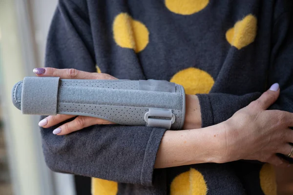 Vista Cerca Una Mujer Acunando Brazo Lesionado Con Corsé Dedo — Foto de Stock