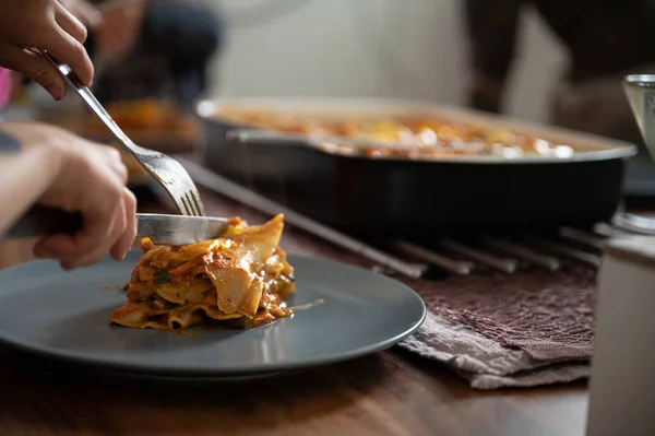 Vista Perto Uma Criança Mãos Cortando Deliciosa Lasanha Vegetal Vegan — Fotografia de Stock