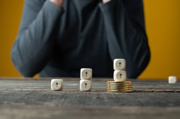 Conceptuele Afbeelding Van Goudmarkt Stapel Gouden Munten Pijlen Die Naar — Stockfoto