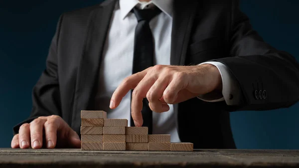 Frontansicht Eines Geschäftsmannes Der Mit Den Fingern Die Aus Holzpflöcken — Stockfoto