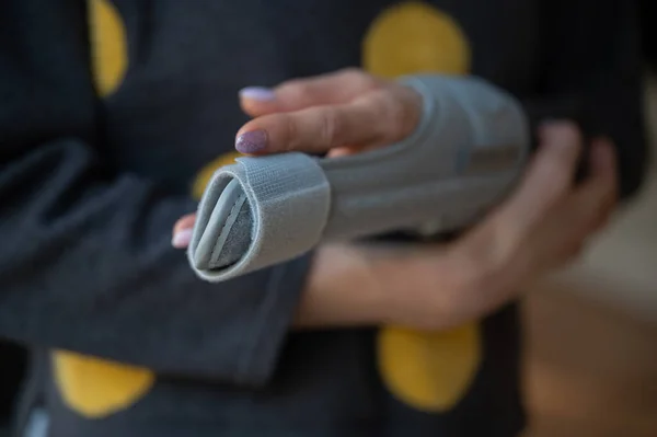 Крупним Планом Вид Жінки Захищає Зламаний Палець Закріплений Ортопедичній Дужці — стокове фото