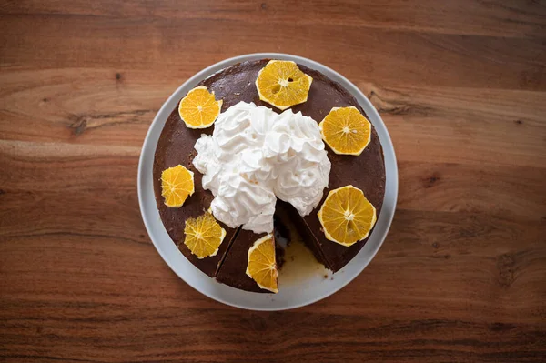Vista Superior Delicioso Bolo Laranja Chocolate Vegan Decorado Com Laranjas — Fotografia de Stock