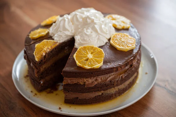 おいしい自家製ビーガンチョコレートオレンジケーキプレート上に1不足している部分と — ストック写真