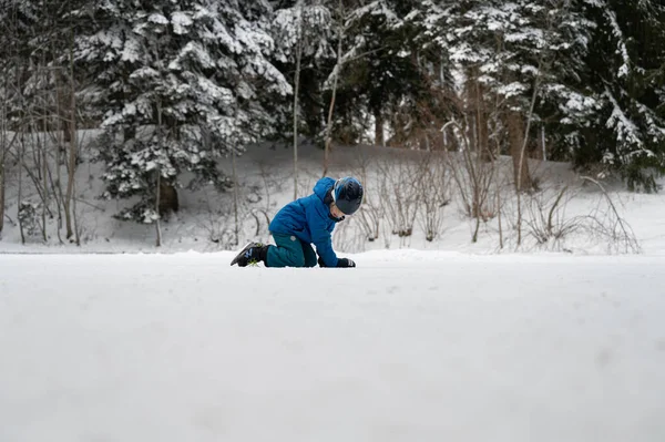 Peuter Kind Knielen Natuurlijk Ijs Leren Schaatsen Een Mooie Winterdag — Stockfoto