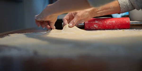 Vue Angle Bas Des Mains Féminines Étirant Pâte Pâtisserie Végétalienne — Photo