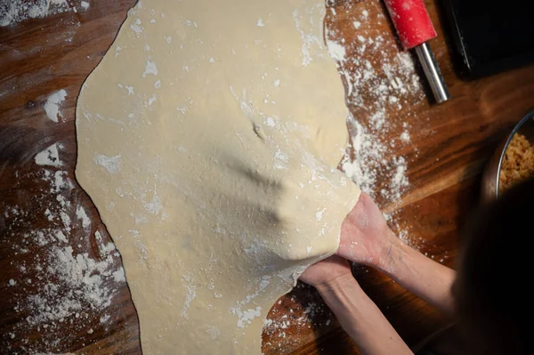 Vista Superior Das Mãos Femininas Puxando Esticando Uma Massa Pastelaria — Fotografia de Stock