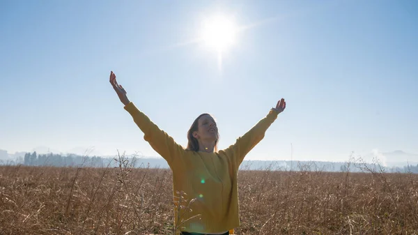 Young Woman Bright Yellow Sweater Enjoying Life Her Arms Lifted — ストック写真