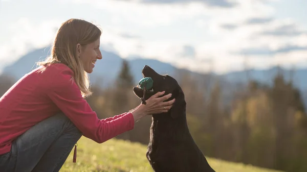 Joven Propietaria Elogiando Cariñosamente Labrador Negro Recuperador Sosteniendo Maniquí Hermosa — Foto de Stock