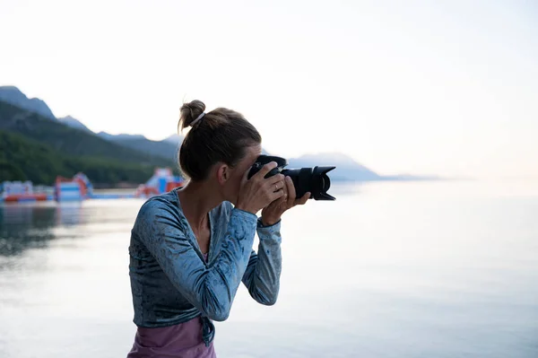 Giovane Fotografa Donna Che Scatta Foto Sul Mare All Inizio — Foto Stock