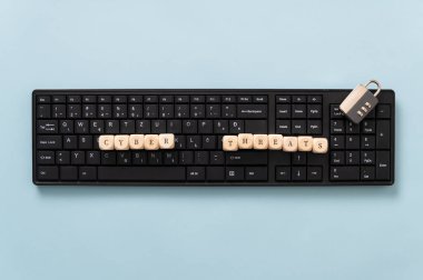 Çevrimiçi suçun kavramsal görüntüsü - bilgisayar klavyesi ahşap zar şeklinde sanal tehditler.