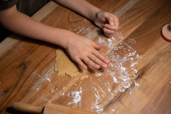 Mãos Uma Criança Amassando Massa Vegan Para Fazer Deliciosos Biscoitos — Fotografia de Stock