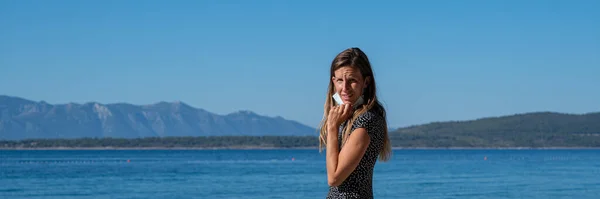 Jonge Vrouw Met Een Zuur Gezicht Die Een Zonnige Dag — Stockfoto