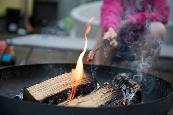 Terasta Şöminenin Üstünde Bir Sosisliyi Izgarada Pişiren Bir Kadının Yakın — Stok fotoğraf