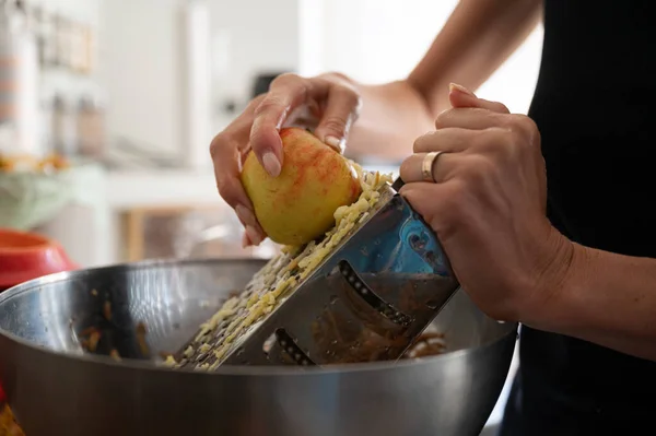 Vista Perto Uma Mulher Ralar Uma Maçã Para Recheio Strudel — Fotografia de Stock